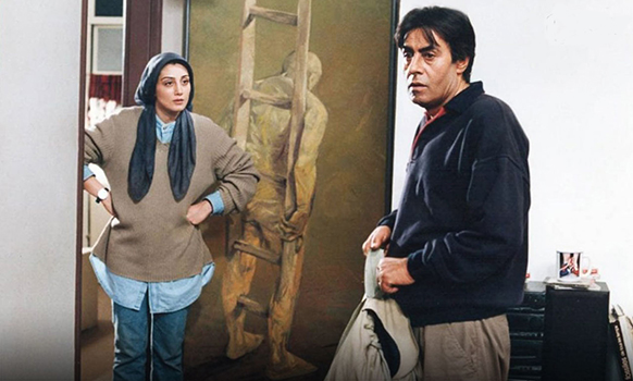 خسرو شکیبایی و هدیه تهرانی در نمایی از فیلم کاغذ بی خط به کارگردانی ناصر تقوایی